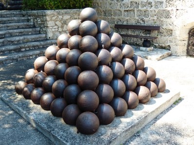 cannon-balls-187243_640